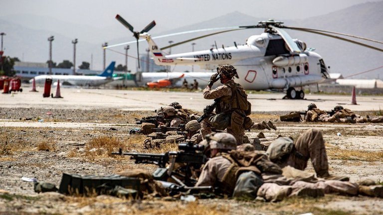 Los soldados estadounidenses han estado vigilando el aeropuerto de Kabul