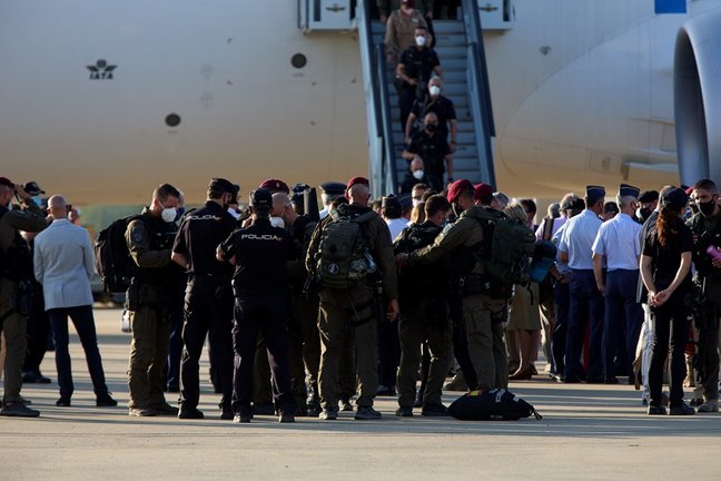 Soldados bajan del avión a 27 de agosto de 2021, en Torrejón de Ardoz, Madrid (España)