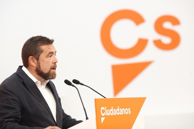 Archivo - El secretario general del grupo parlamentario de Ciudadanos, Miguel Gutiérrez, atiende a los medios de comunicación en la sede nacional del partido