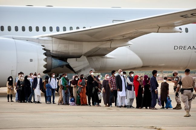 Varios refugiados afganos llegan a la base aérea de Torrejón de Ardoz a 24 de agosto de 2021, en Madrid