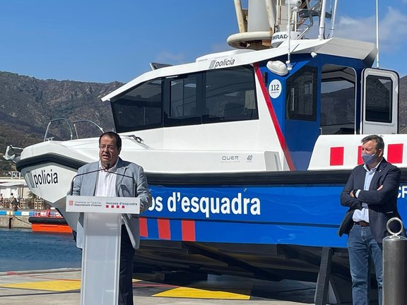 El conseller de Interior, Joan Ignasi Elena, durante la presentación de una embarcación marítima de los Mossos d'Esquadra