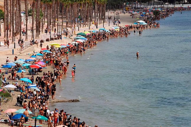 Miles de personas dan un abrazo simbólico al Mar Menor. E. BOTELLA. EUROPA PRESS