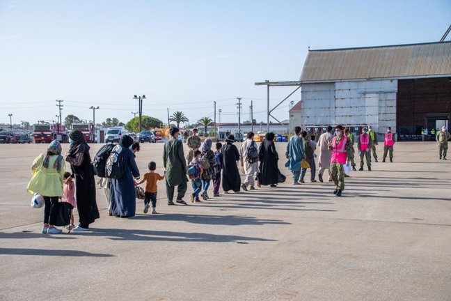 Un grupo de refugiados afganos llegan a la base de Rota en un avión militar estadounidense