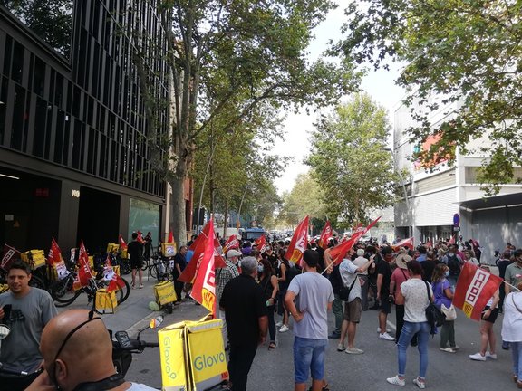 Unos 150 trabajadores de supermercados de Glovo se concentran ante la sede en Barcelona el viernes 27 de agosto de 2021, primer día de la huelga en estos establecimientos.