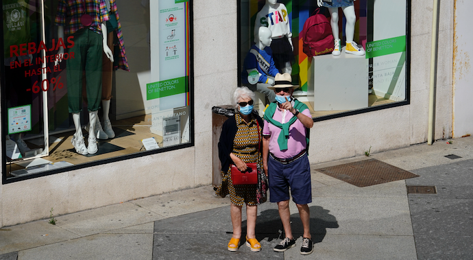 Dos personas transitan con sus mascarillas por el centro de Santander. / Hardy