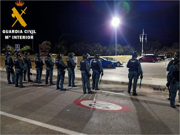 La Guardia Civil durante el deslojo del macro botellón de Noja. / OPC
