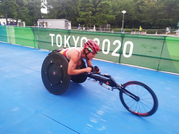 La triatleta Eva Moral durante su prueba de los Juegos Paralímpicos de Tokio