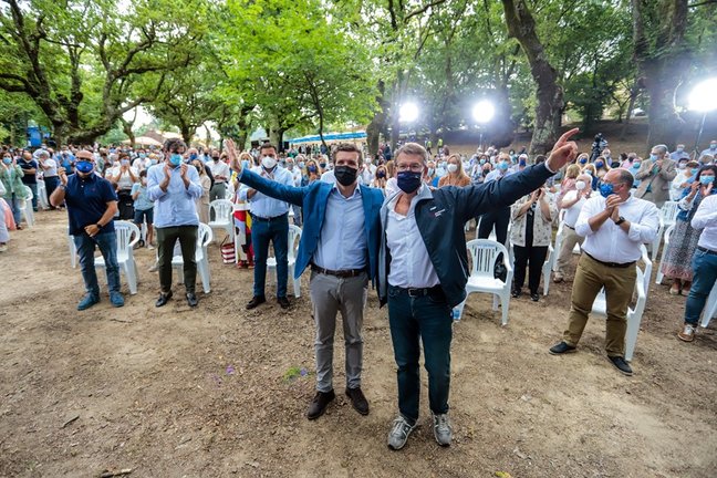 El presidente de la Xunta de Galicia, Alberto Núñez Feijóo (i); y el líder del PP, Pablo Casado, en el acto de apertura del curso político del PP, a 29 de agosto de 2021, en Cerdedo-Cotobade, Pontevedra, Galicia, (España). 