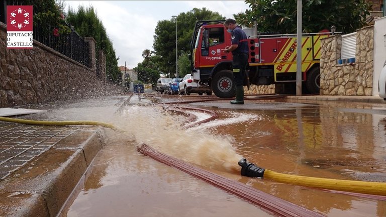 Bomberos achican agua en una calle de Benicàssim (Castellón) tras las lluvias torrenciales
