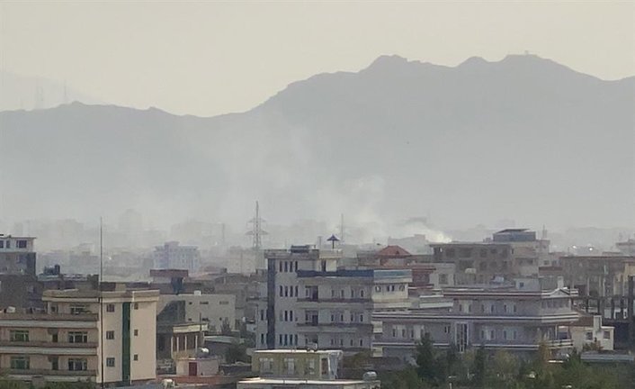 El humo ondea en el lugar de los hechos tras una explosión cerca del aeropuerto internacional Hamid Karzai, en Kabul, Afganistán, el 29 de agosto de 2021.EFE/EPA/STRINGER