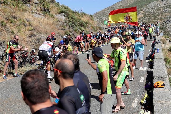 Aficionados animan al polaco Rafa Majka al final de la 15ª etapa de La Vuelta Ciclista a España disputada este domingo entre las localidades de Navalmoral de la Mata (Cáceres) y El Barraco (Ávila), de 197,5 km de recorrido. EFE/Manuel Bruque