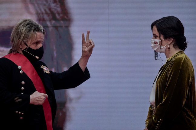 Archivo - La presidenta de la Comunidad de Madrid, Isabel Díaz Ayuso (d), entrega la Gran Cruz de la Orden del Dos de Mayo al músico Nacho Cano 