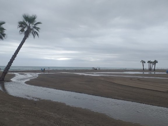 La playa de Canet d'en Berenguer, tras las lluvias torrenciales de este lunes