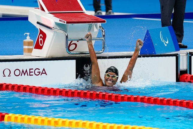 Teresa Perales celebra su medalla de plata en los 50 espalda S5 de los Juegos Paralímpicos de Tokio