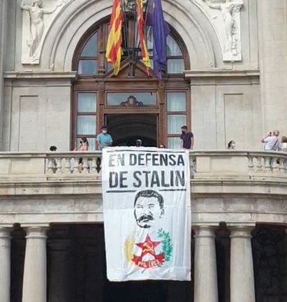 Imagen de la pancarta de Stalin desplagada en el balcón principal del Ayuntamiento de València.