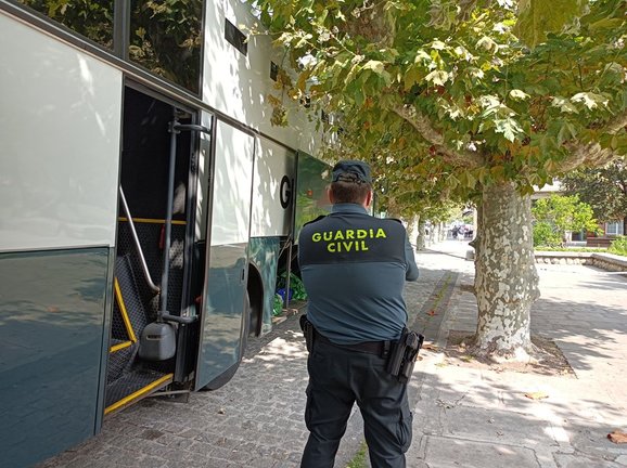 Furgón policial en el que han llegado los detenidos del macrobotellón de Noja a los juzgados de Santoña