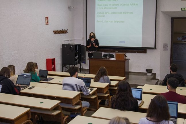 Archivo - Una profesora dando clase en la Universidad de Granada (UGR)