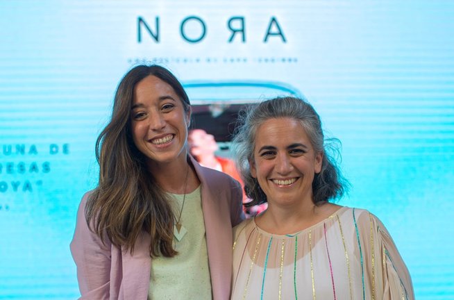 La directora y guionista Lara Izagirre (d), y la actriz Ane Pikaza (i), posan durante la presentación de la película ‘Nora’, a 30 de agosto de 2021, en el cine Verde de Madrid, Madrid, (España). El film, de Lara Izagirre, cuenta la historia de Nora, una m