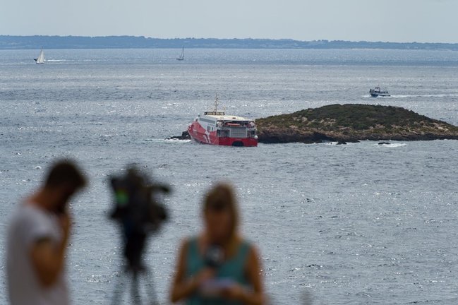 Medios de comunicación observan el ferry 'San Gwann' de la naviera FRS encallado en el islote norte de Es Malvins, entre Ibiza y Formentera.