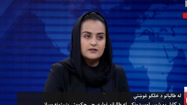 Beheshta Arghand presentadora de la televisión afgana.
