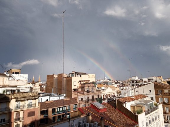 Arcoíris doble en el cielo de València tras la tormenta