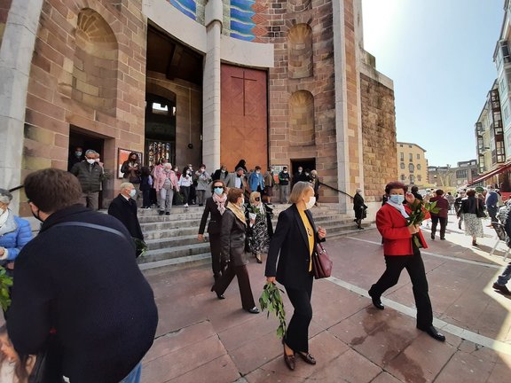 Varias personas salen de la misa del Domingo de Ramos en la Iglesia de Torrelavega. / S. Díaz