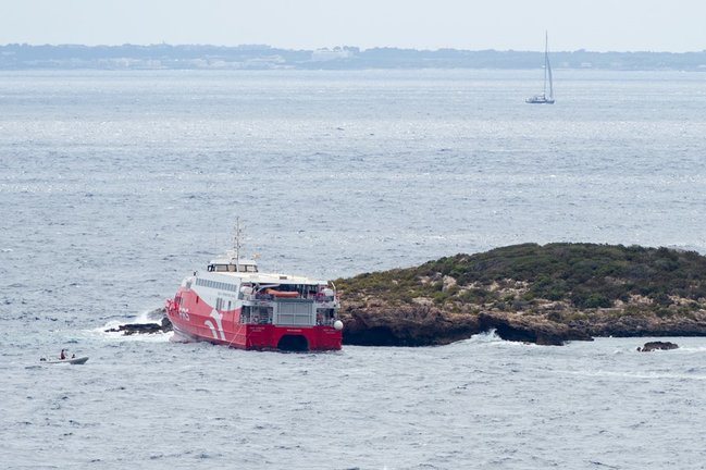 El ferry 'San Gwann' de la naviera FRS encallado en el islote norte de Es Malvins, entre Ibiza y Formentera.