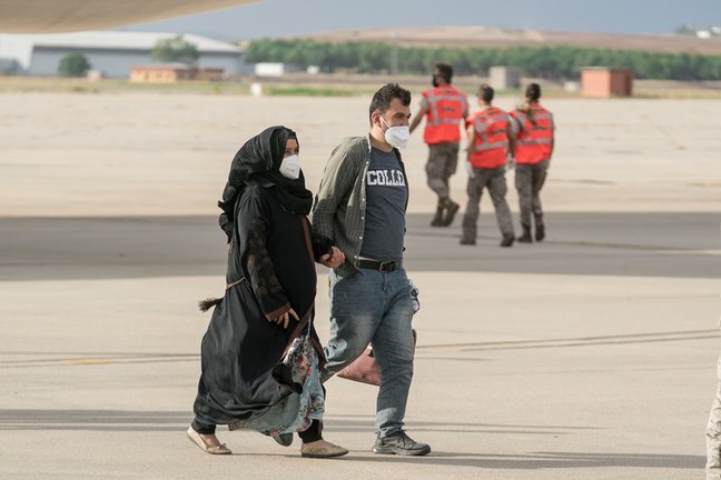 Dos personas procedentes de Afganistán llegan en un nuevo avión militar a la base aérea de Torrejón de Ardoz, a 23 de agosto de 2021