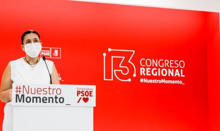 La secretaria de Organización del PSOE extremeño, Marisol Mateos, en rueda de prensa para informar sobre el calendario del 13º Congreso Regional de la formación