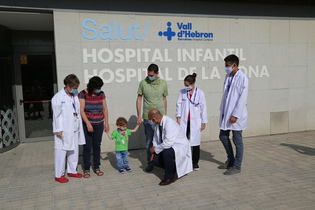 El receptor del órgano y su familia con personal del Hospital Vall d'Hebron de Barcelona