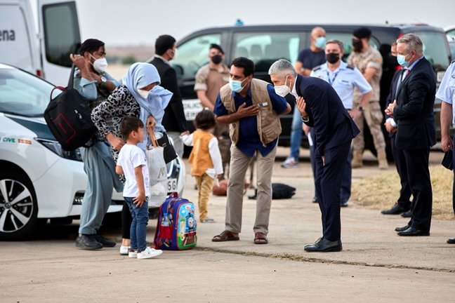 El ministro de Interior, Fernando Grande-Marlaska, saluda a un niño refugiado en la base aérea de Torrejón de Ardoz el pasado 24 de agosto 