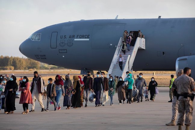 Refugiados afganos desembarcan de un avión estadounidense de transporte militar en la base de Rota