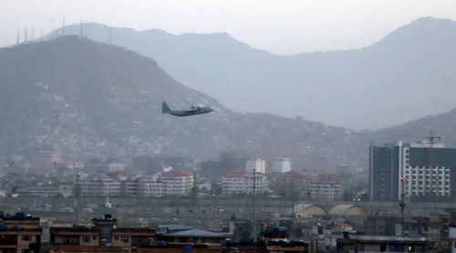 Un avión militar despega desde el aeropuerto de Kabul, Afganistán.EFE