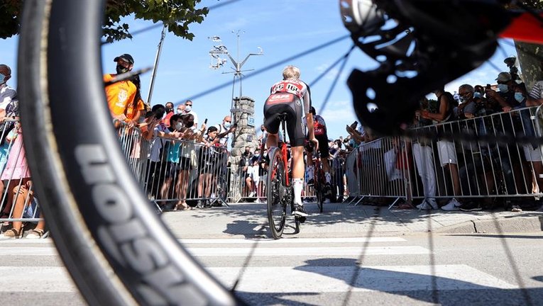 Los corredores se dirigen al control de firmas momentos antes del inicio de la decimosexta etapa de la Vuelta. EFE/ Manu Bruque