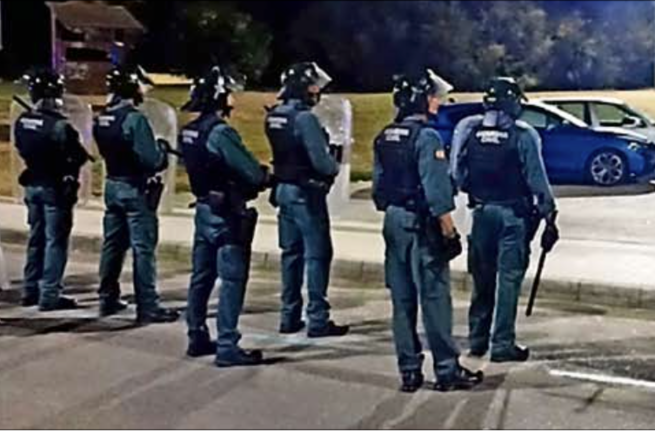 Los agentes de la Guardia Civil, instantes antes de los altercados en Noja.
