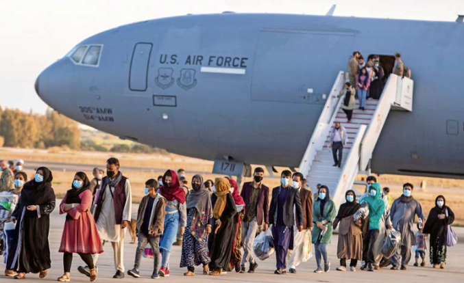 Refugiados afganos llegando a la base de Rota. / EFe