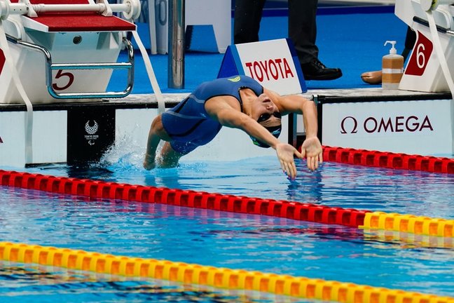Núria Marquès se lanza al agua en la final de los 100 metros espalda S9 de los Juegos Paralímpicos de Tokio
