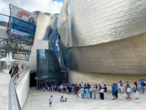 Cola de visitantes para acceder al Guggenheim Bilbao