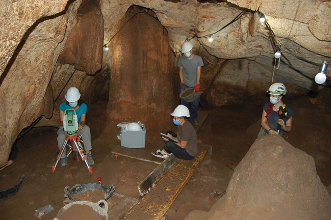 Excavaciones en la Cova del Randero
