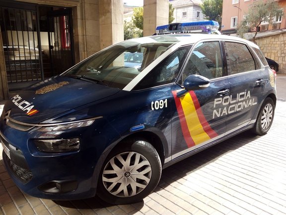 Archivo - Imagen de archivo de un coche del CNP junto a la Comisaría de Jaén.