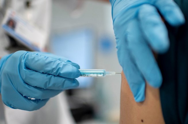 Archivo - Un joven recibe la primera dosis de la vacuna xxxx en el Hospital Zendal el día que comienza la vacunación a jóvenes madrileños a partir de 16 años, a 13 de julio de 2021, en Madrid (España). El pasado 9 de julio desde la Consejería de Sanidad d