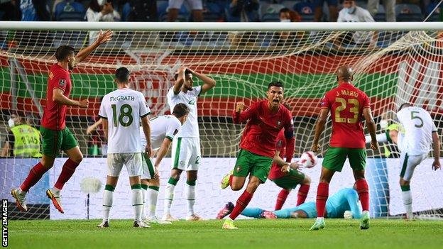 Cristiano Ronaldo ha marcado 28 goles de cabeza con Portugal, incluidos sus dos contra Irlanda