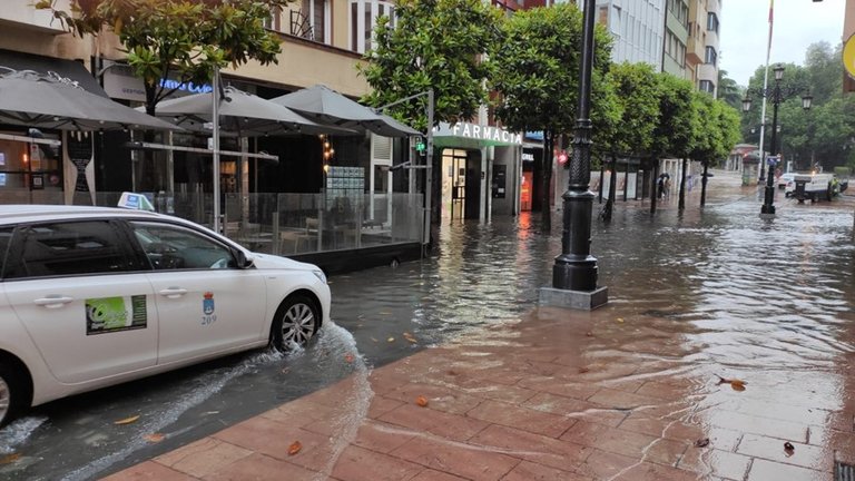 Archivo - Inundación en la calle San Francisco, en Oviedo, el pasado junio
