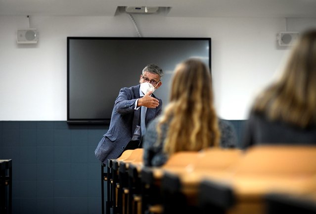 Archivo - Un profesor universitario de la Universidad privada CEU San Pablo durante el primer día del curso 2020-2021, en Madrid
