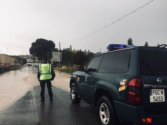 Patrulla de la Guardia Civil en Artajona, afectada por las fuertes lluvias