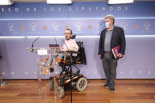 El portavoz de Unidas Podemos en el Congreso, Pablo Echenique (i), y el coordinador de Alianza Verde, Juantxo López de Uralde (d), ofrecen una rueda de prensa en el Congreso de los Diputados, Madrid, (España).