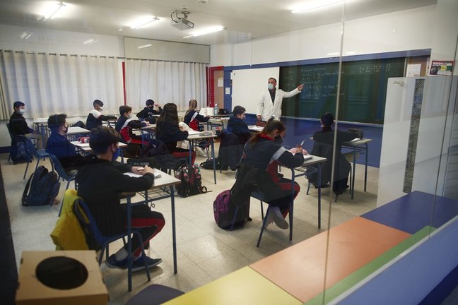 Archivo - Un profesor impartiendo clase a sus alumnos en un colegio de Aluche, en Madrid