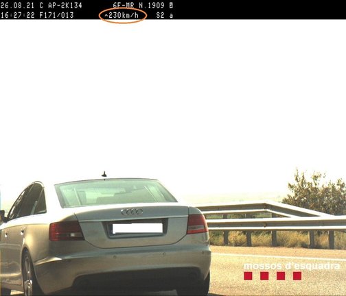 Imagen captada por los Mossos de un conductor circulando a 230 por hora en la AP-2
