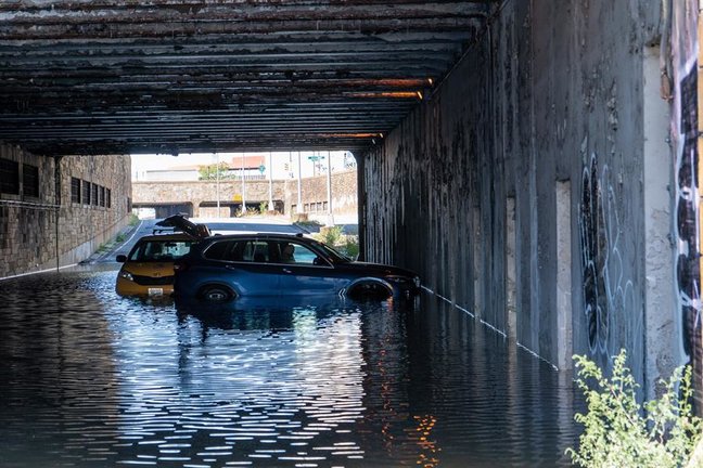 Coches quedan varados en el agua de la inundación bajo un puente después de que los restos del huracán Ida produjeran fuertes lluvias y causaran inundaciones generalizadas en la ciudad de Nueva York, Nueva York, Estados Unidos, 02 de septiembre de 2021. (Estados Unidos, Nueva York) EFE/EPA/ANGEL COLMENARES