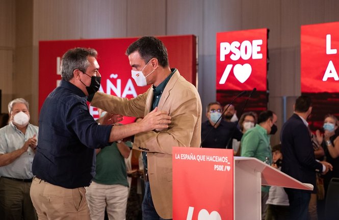 Archivo - Juan Espadas y Pedro Sánchez en un acto de partido el pasado julio en Sevilla.